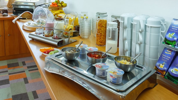 Un buffet proposant une variété de plats et de boissons.