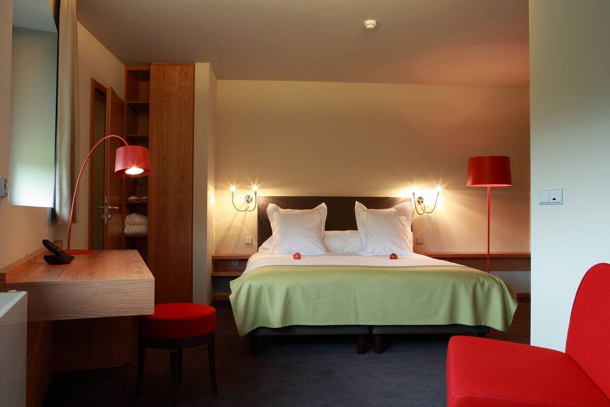 Premium Double or Twin Room | Property amenity