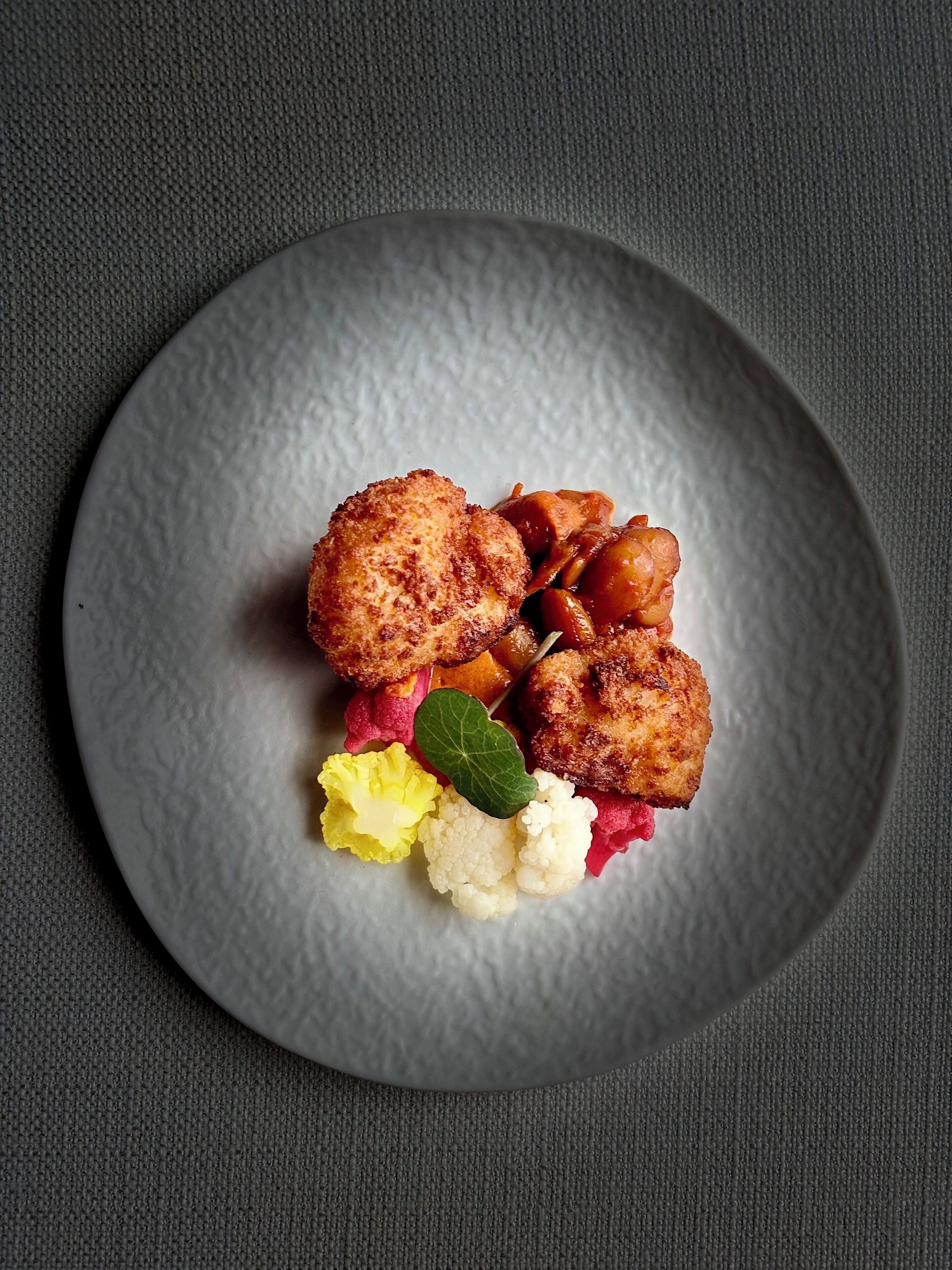Une assiette contenant des aliments frits et des légumes.