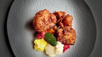Une assiette contenant des aliments frits et des légumes.