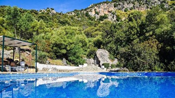 Piscina externa, guarda-sóis, espreguiçadeiras