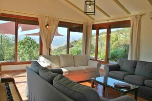 Basic Villa | Living area | Flat-screen TV - Casa Rural Los Algarrobales (El Gastor)