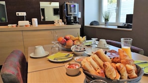 Petit déjeuner buffet servi tous les jours en supplément