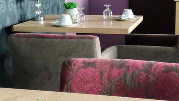 Dagelijks ontbijtbuffet (EUR 10.50 per persoon)