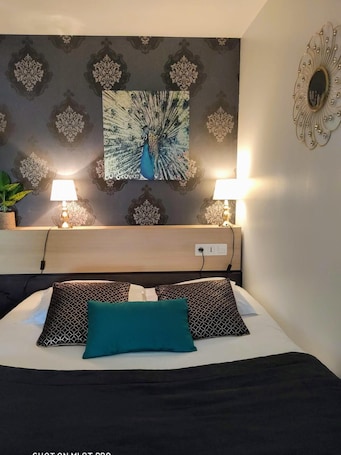 Desk, soundproofing, free wired internet, bed sheets