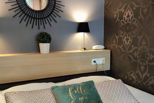Quarto casal econômico de uso individual, 1 cama de casal | Escrivaninha, quartos à prova de som, acesso grátis à internet com fio