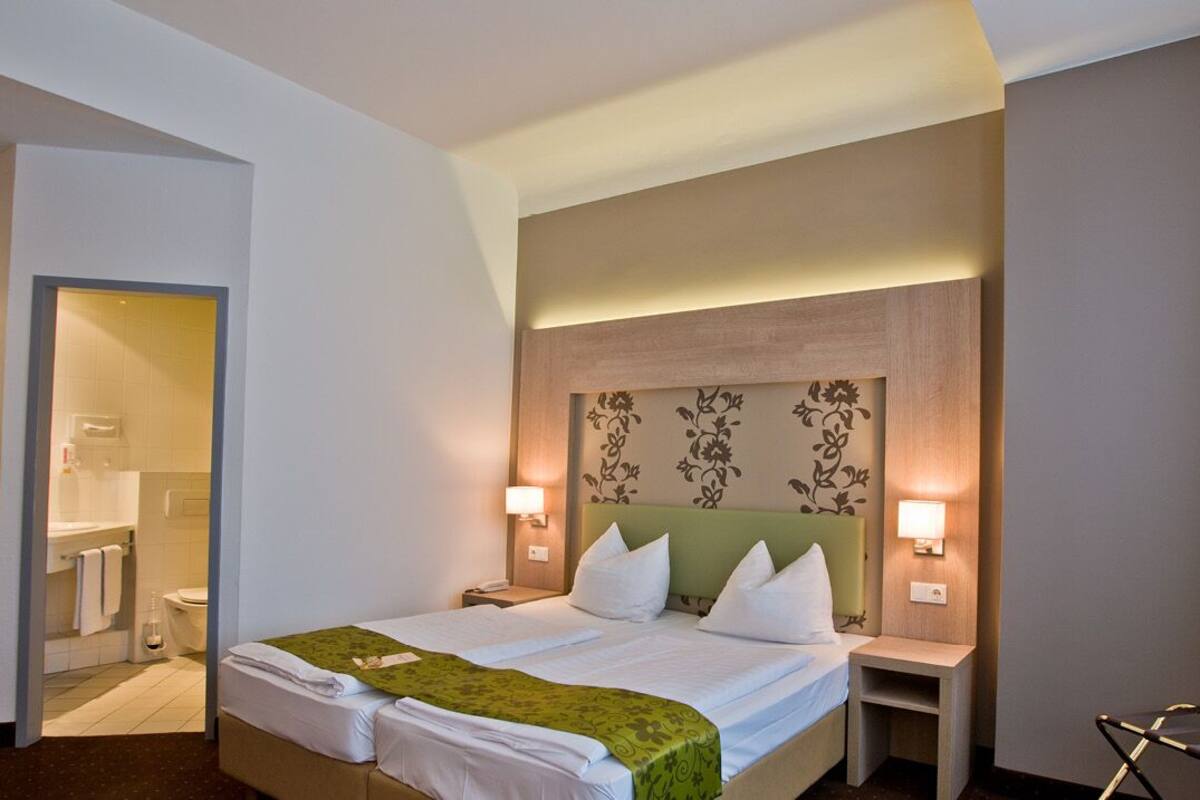Doppelzimmer (Rathaus) | 1 Schlafzimmer, Daunenbettdecken, Zimmersafe, Schreibtisch