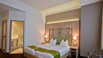 Kahden hengen huone (Rathaus) | Untuvapeitot, tallelokero huoneessa, työpöytä, äänieristys