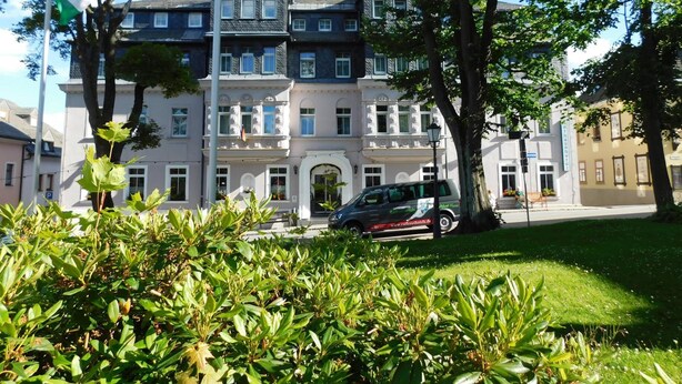 Un edificio grande y antiguo con un estilo arquitectónico clásico, que cuenta con numerosas ventanas y una entrada destacada.