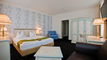 Kahden hengen huone | Untuvapeitot, tallelokero huoneessa, työpöytä, äänieristys