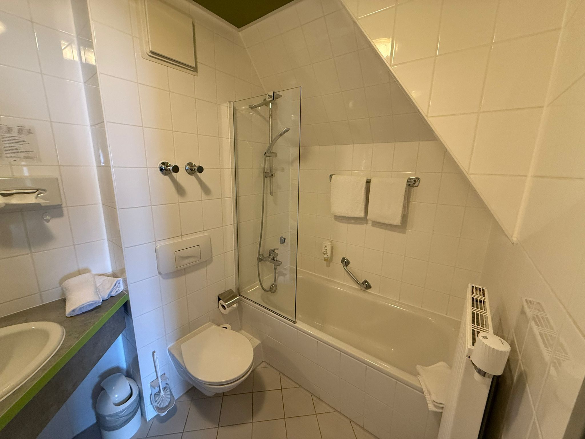 Une salle de bain comprenant des toilettes, un lavabo, une douche et une baignoire.
