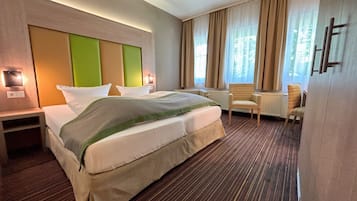 Down comforters, in-room safe, desk, soundproofing