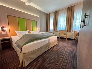 Couette en duvet d'oie, coffres-forts dans les chambres, bureau