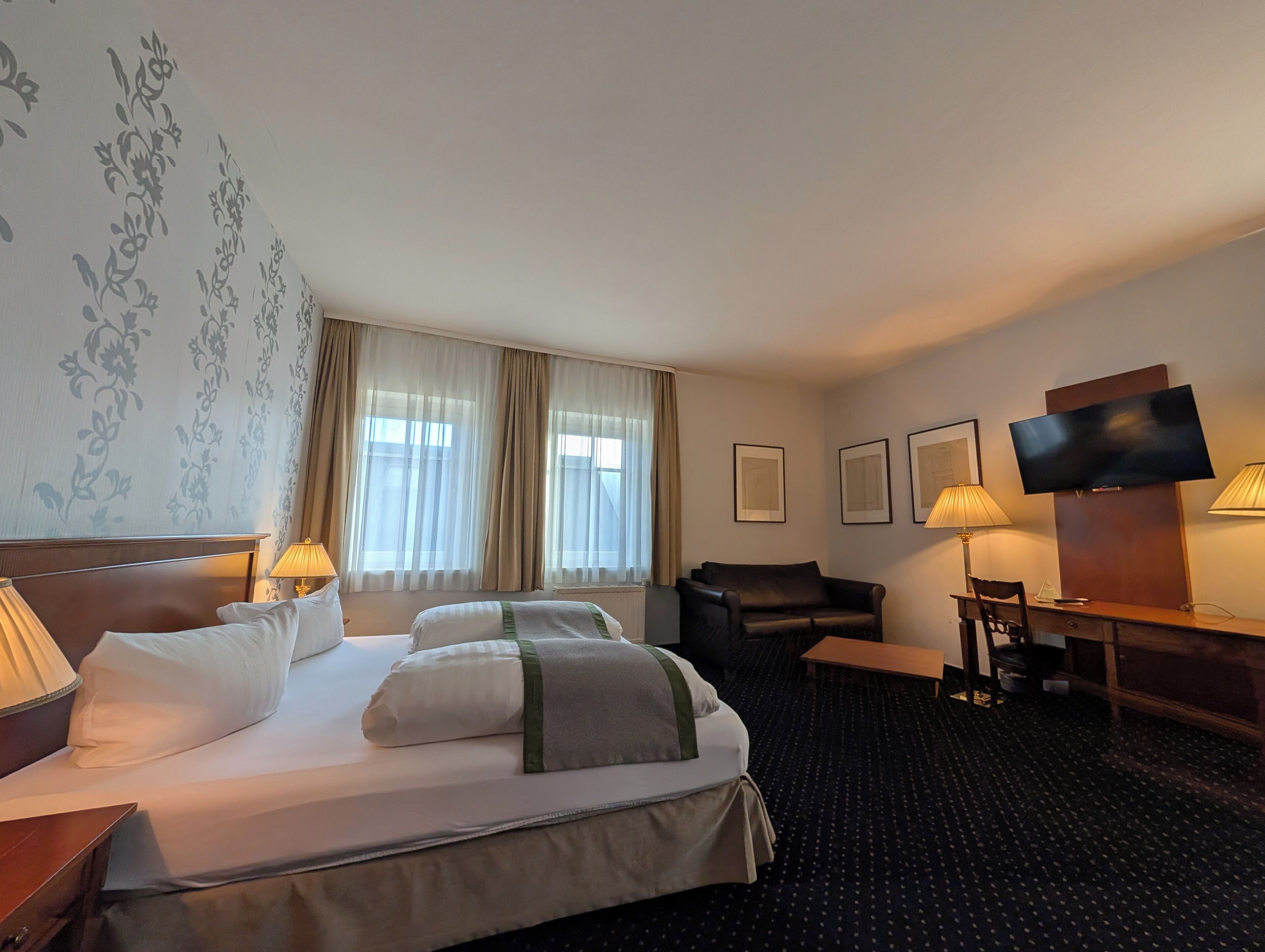 Habitació doble | Cobrellits, caixa forta a l'habitació i escriptori 