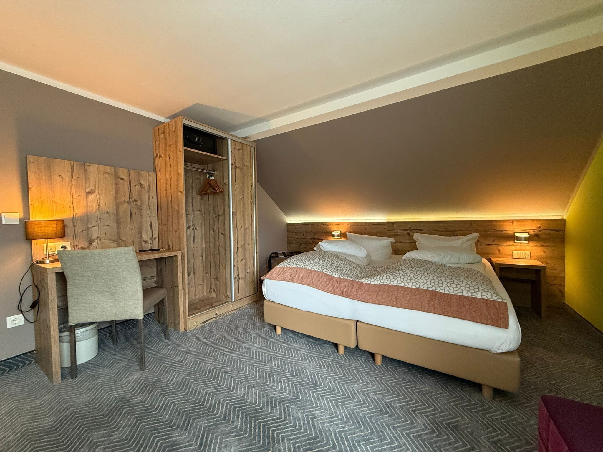 Dobbeltrom (Keilberg) | Dundyner, safe på rommet, skrivebord og lydisolert