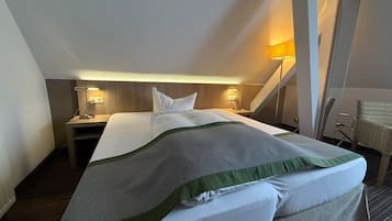 Einzelzimmer (Rathaus) | Daunenbettdecken, Zimmersafe, Schreibtisch, schallisolierte Zimmer