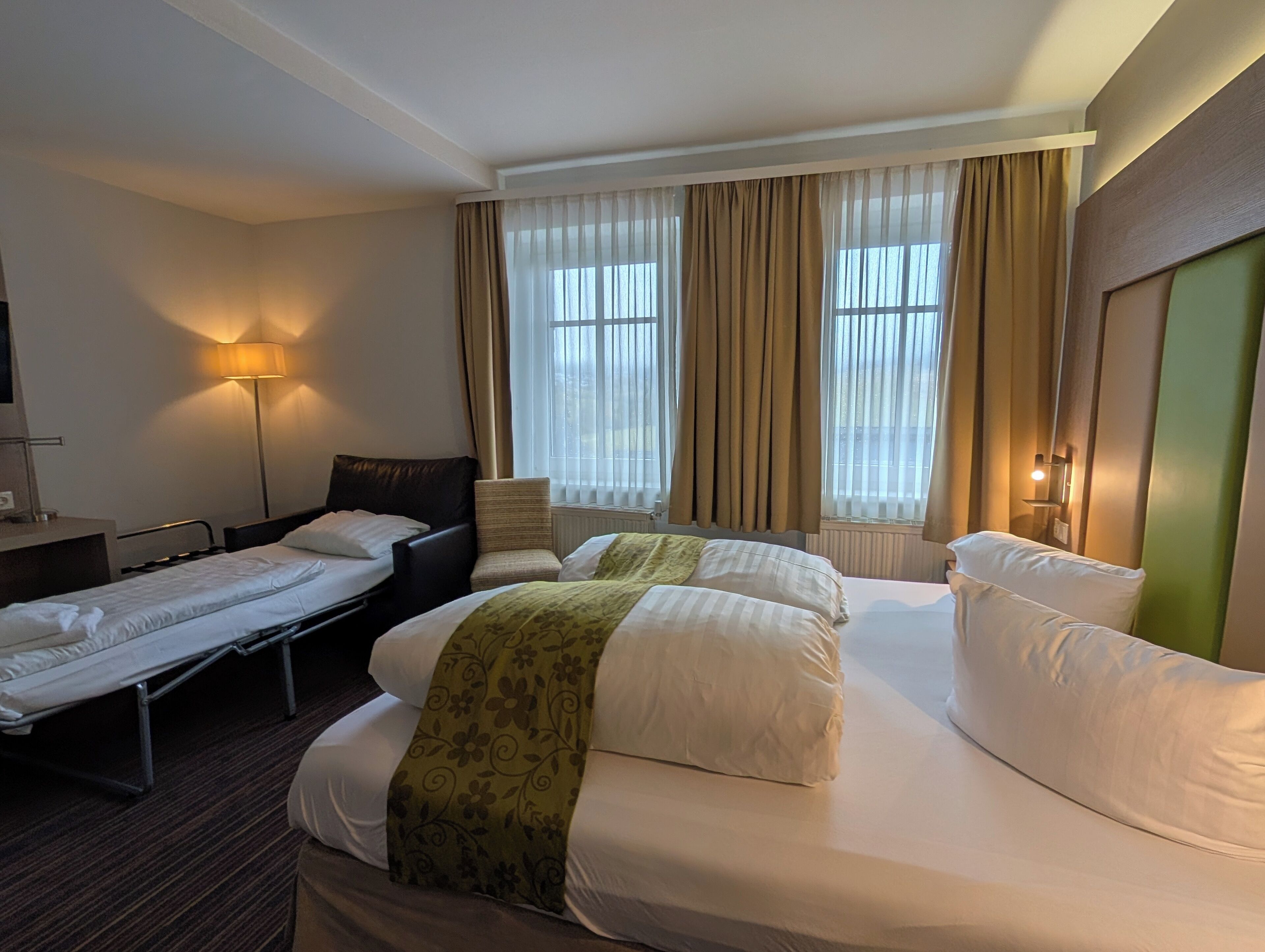 Dobbeltrom | Dundyner, safe på rommet, skrivebord og lydisolert