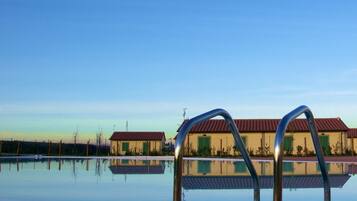 Alberca al aire libre por temporada y sombrillas en la alberca