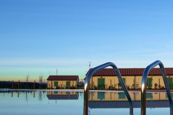 AuĂenpool (je nach Saison geöffnet), Sonnenschirme, LiegestĂŒhle