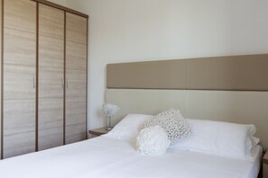 1 habitación, caja de seguridad en la habitación y escritorio