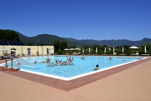Piscina a l'aire lliure de temporada (horari: 09:00-21:00) i para-sols 