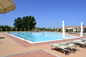 Piscina a l'aire lliure de temporada (horari: 09:00-21:00) i para-sols 