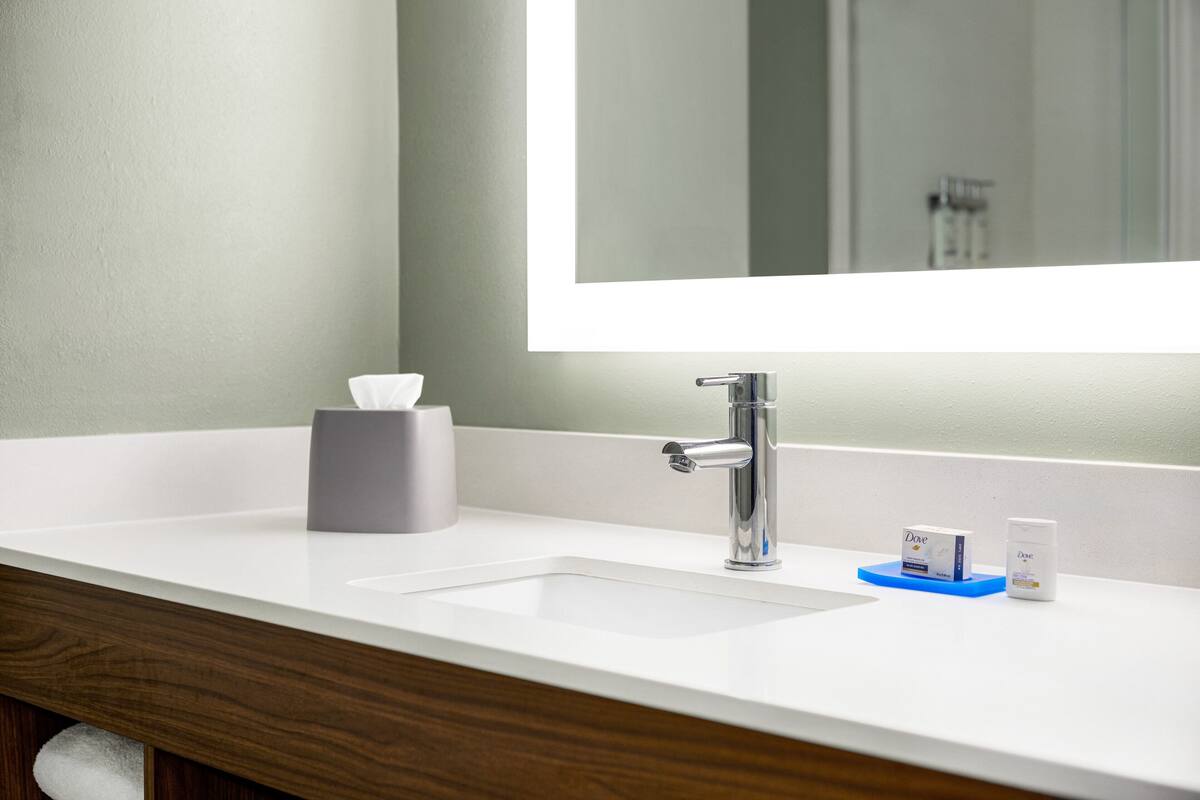 standard room | 1 bedroom, in-room safe, desk, laptop workspace