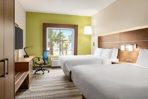 客房内保险箱、办公桌、笔记本电脑工作区、遮光窗帘