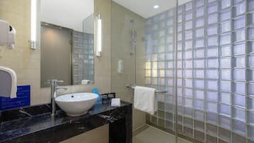 Douche, sèche-cheveux, serviettes fournies