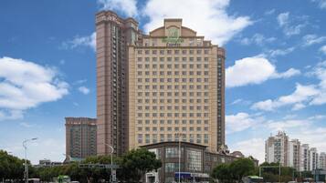 Un grand immeuble d’hôtel sur lequel on peut voir une enseigne bien visible indiquant « Holiday Inn Express ».