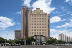 Un alto edificio di un hotel con un cartello ben visibile per Holiday Inn Express.