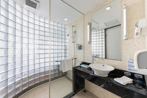 Shower, hair dryer, towels - Holiday Inn Express Suzhou Changjiang by IHG (Suzhou)