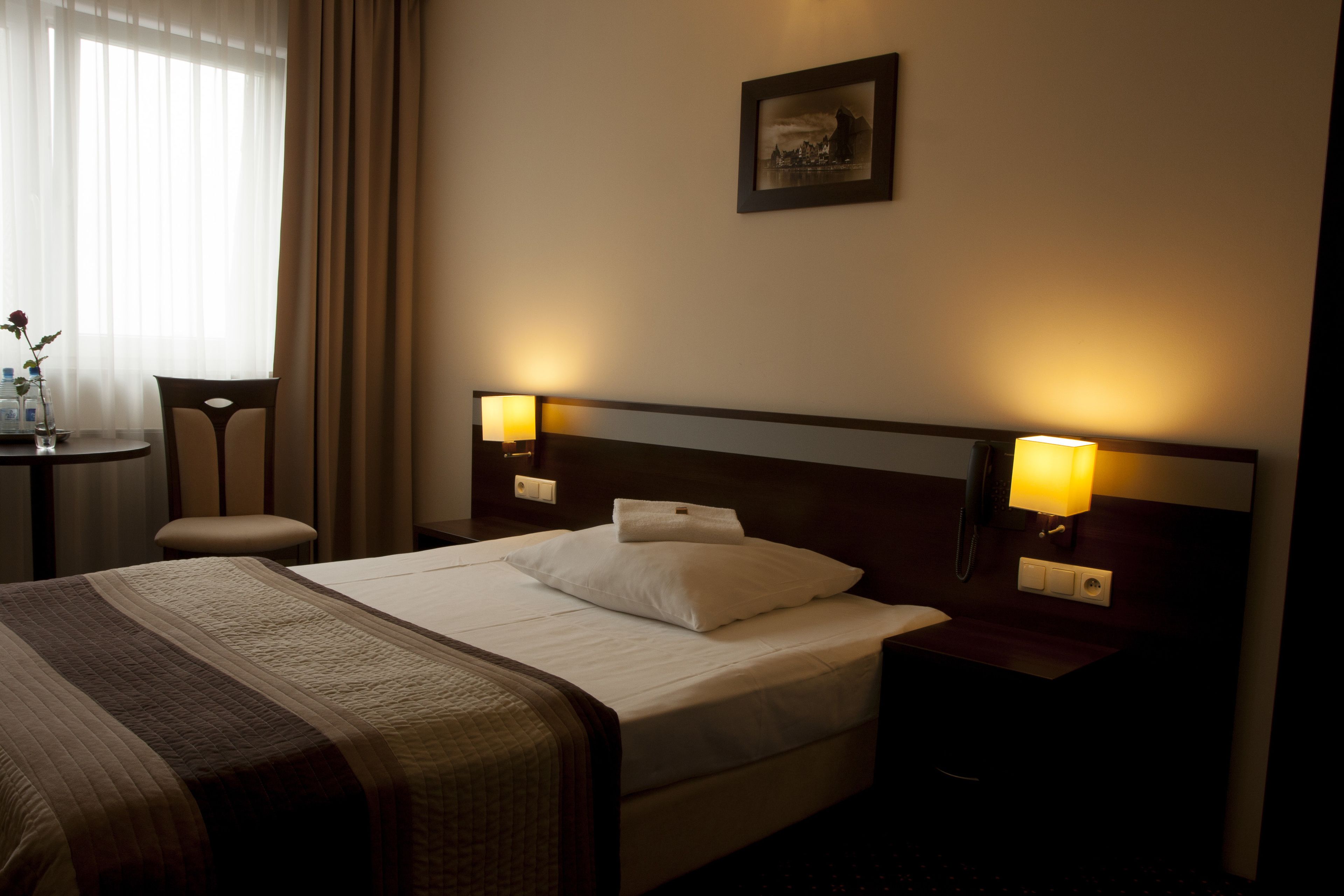 deluxe single room | minibar, in-room safe, desk, iron/ironing board