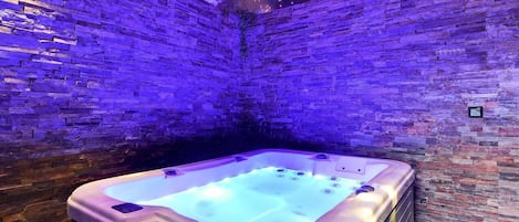 Jetted tub