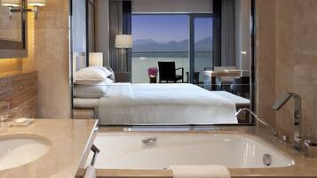 Premium Room, Lake View | Bathroom | Separate bathtub and shower, free toiletries, hair dryer, bathrobes