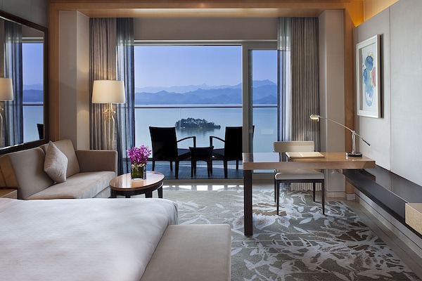 1 bedroom, premium bedding, down comforters, minibar