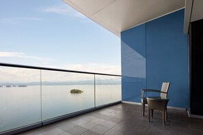 Chambre Prestige, 1 très grand lit, vue sur le lac | Literie de qualité, couette en duvet, décor unique, ameublement unique