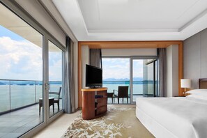 Suite Club, 1 chambre, vue lac | Literie de qualité supérieure, couette en duvet d'oie, minibar