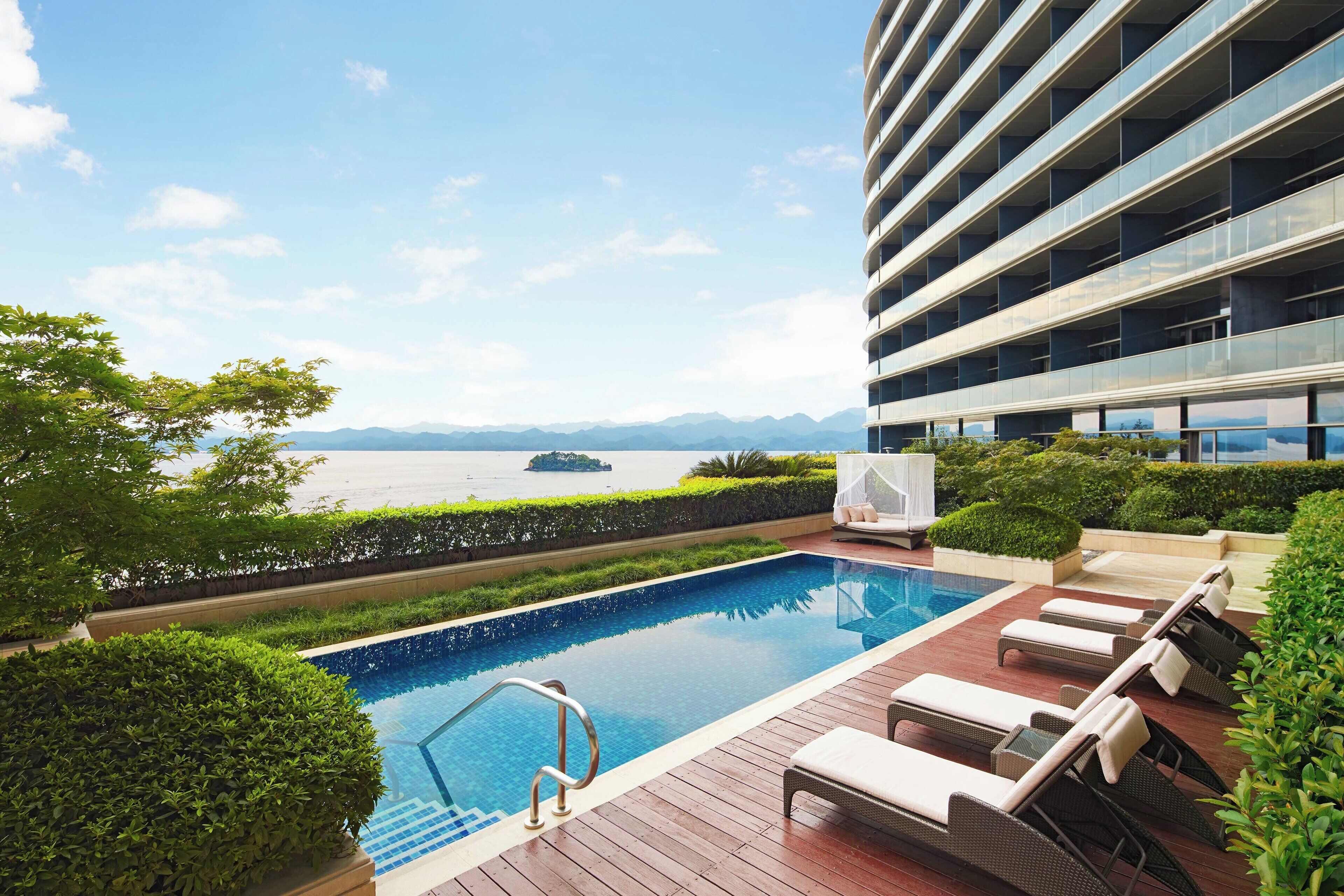 室內游泳池和季節性室外游泳池，提供泳池遮陽傘和日光浴躺椅