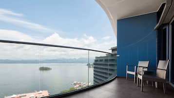 Suite Deluxe, 1 cama King size, vista al lago | 1 habitación, ropa de cama de alta calidad, edredón y minibar