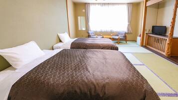 Premium bedding, in-room safe, desk, laptop workspace