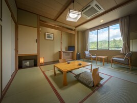 Ropa de cama de alta calidad y caja de seguridad en la habitación 