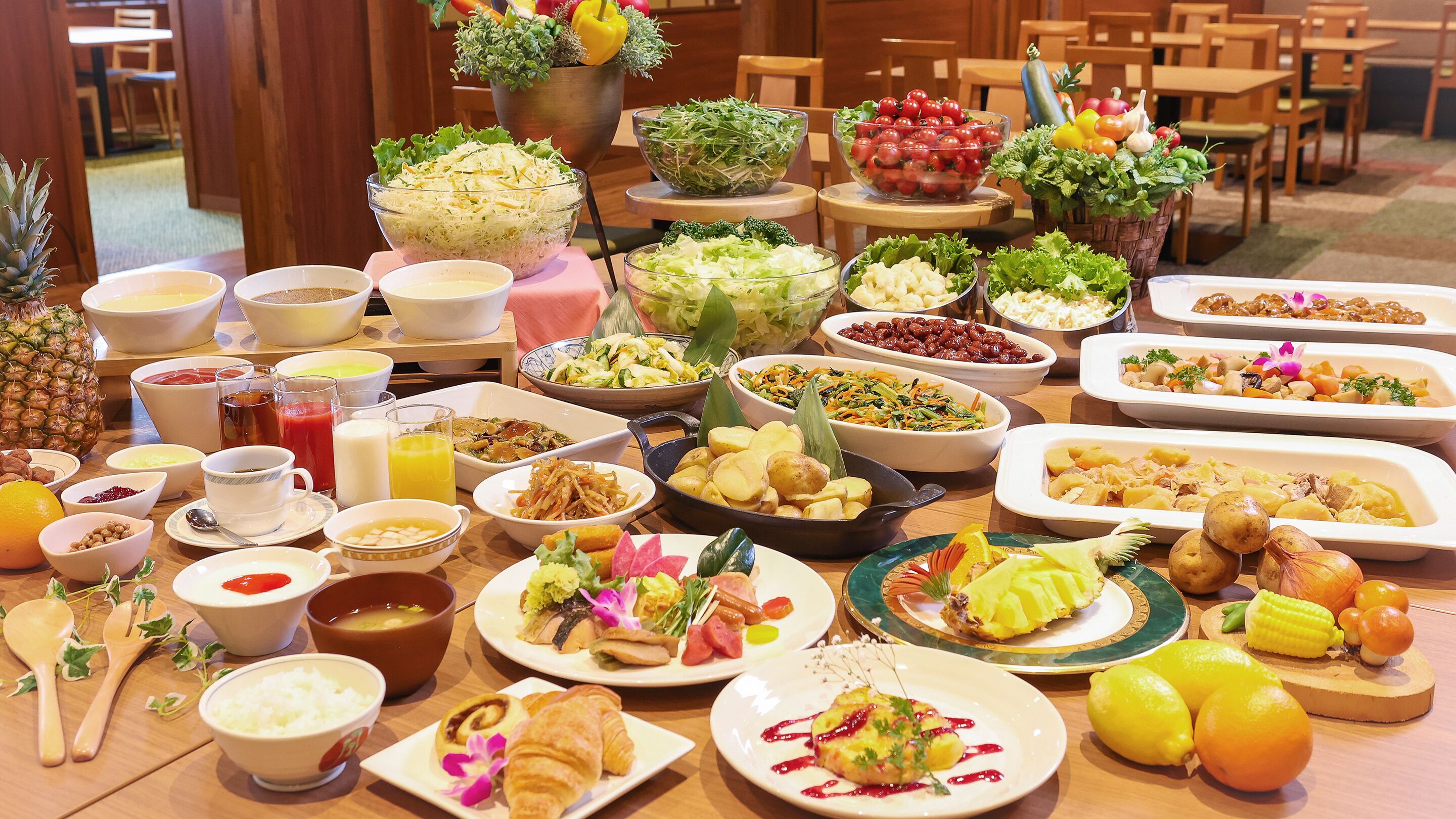 بوفيه فطور يوميًا بتكلفة قدرها (3300 JPY للشخص)
