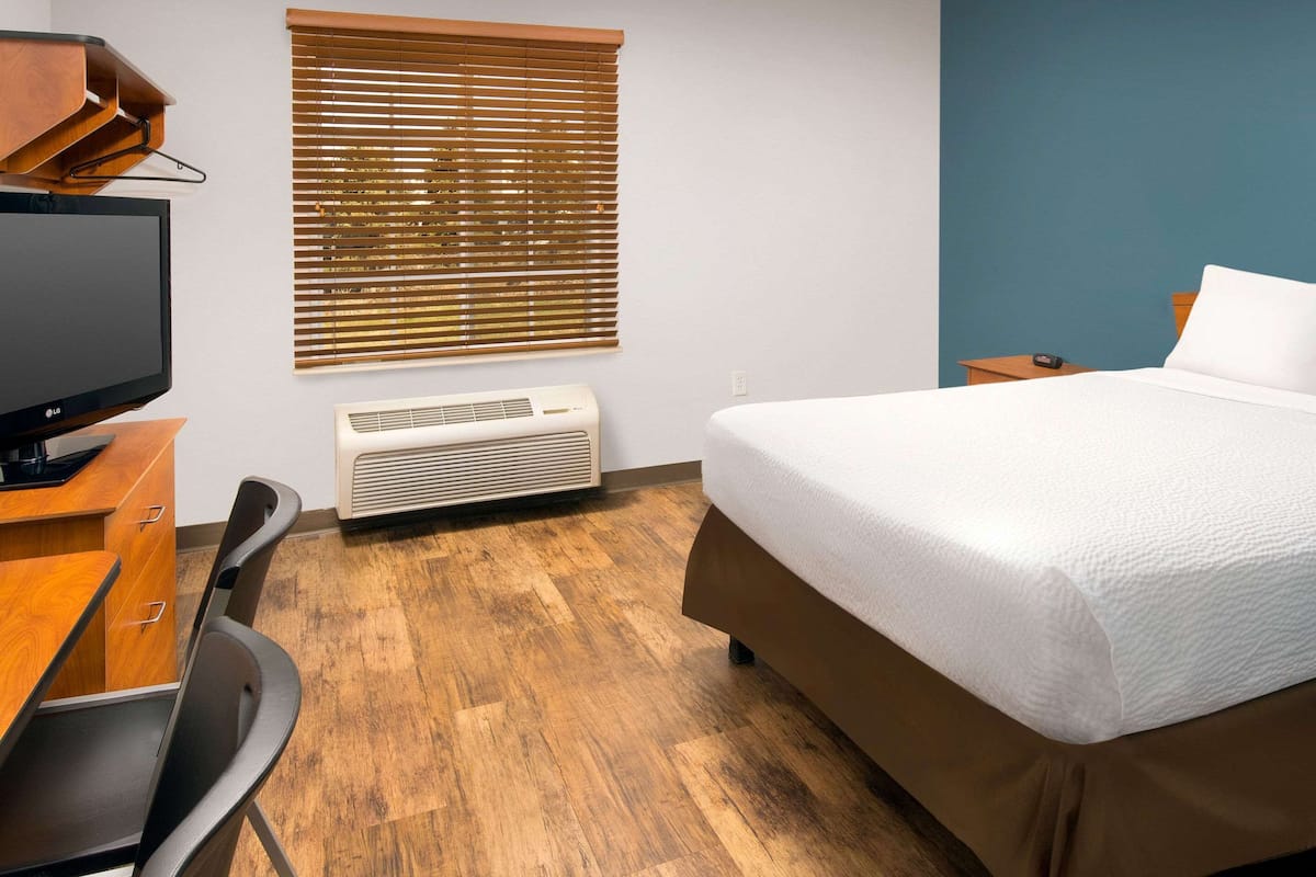 Desk, iron/ironing board, free WiFi, bed sheets