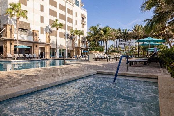 2 outdoor pools, pool umbrellas, sun loungers