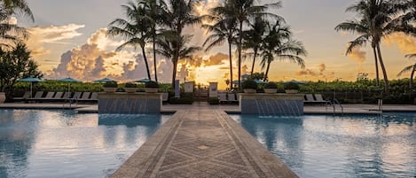2 piscines extérieures, parasols, chaises longues