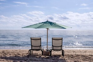 En la playa, sombrillas