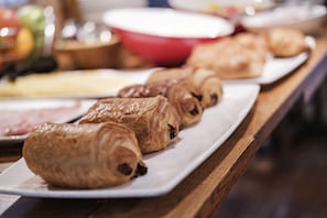 Petit déjeuner complet compris