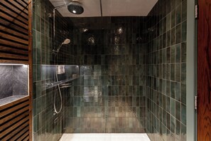 Kostenlose Toilettenartikel, Haartrockner, Handtücher