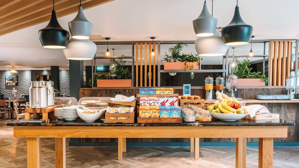 Un espace buffet proposant divers plats et une station de café.